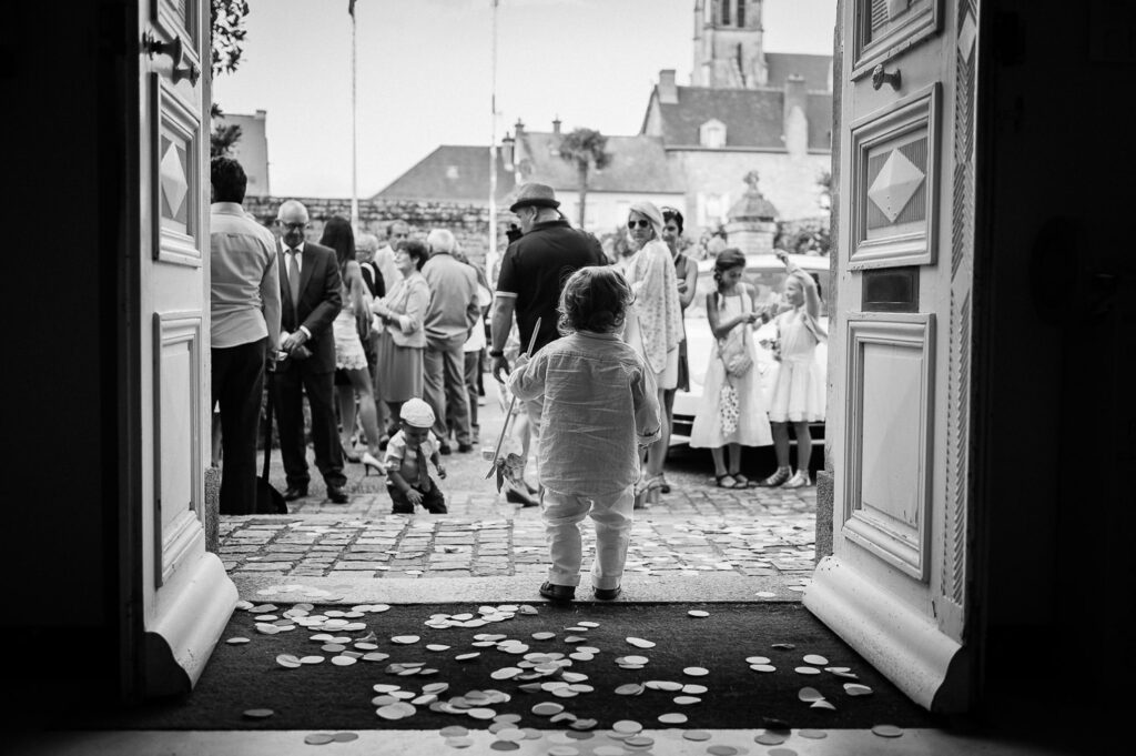 julien-saura-mariage-mairie-bretagne-enfant-silhouette