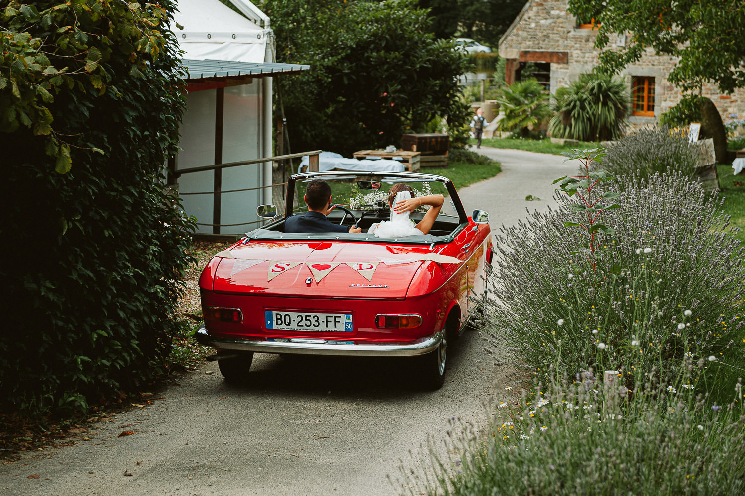 Peugeot 204 des mariés au petit moulin du rouvre