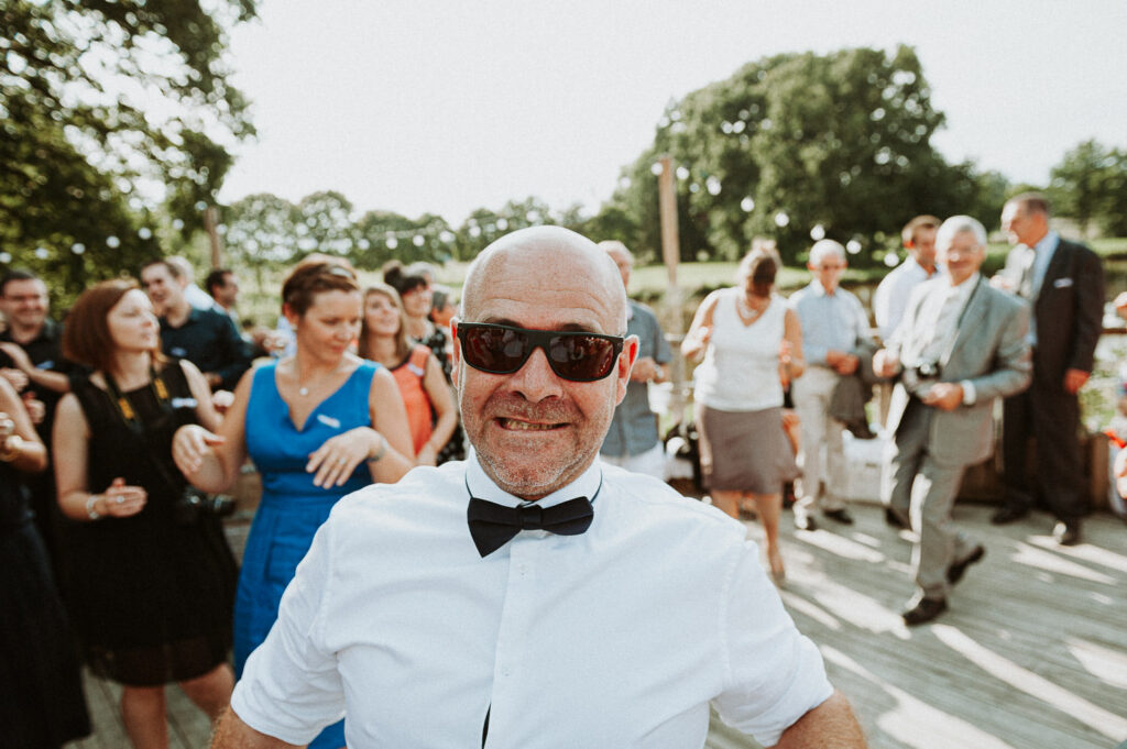 Homme danse pendant le vin d'honneur au petit moulin du rouvre