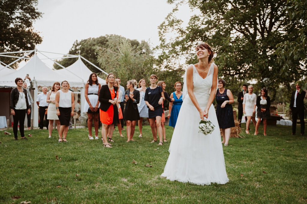 julien-saura-petite-moulin-rouvre-mariage-lancer-bouquet