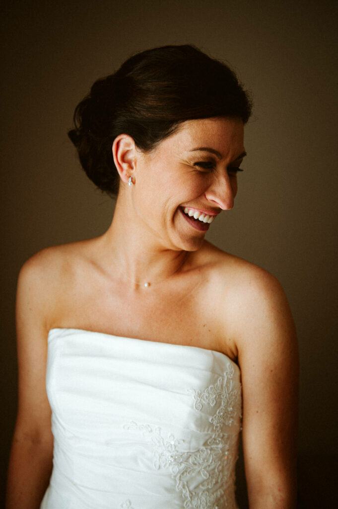 julien-saura-poitiers-mariage-portrait-mariee-sourire
