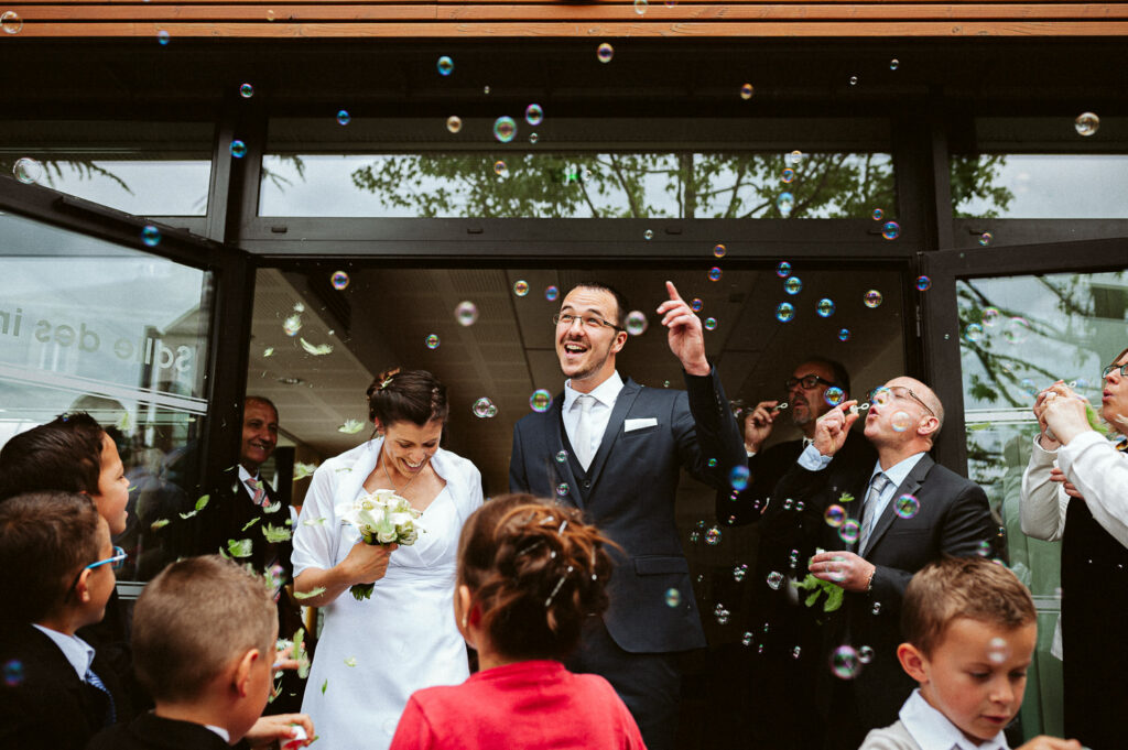 julien-saura-rennes-mariage-sortie-mairie-couple